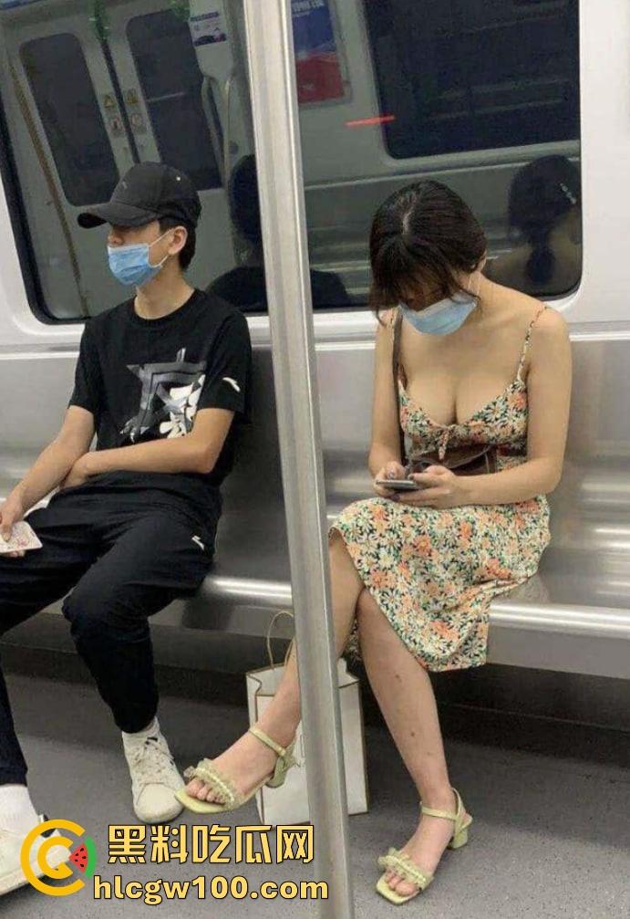 抄胸大神地铁乳房偷拍传奇出手 清纯美少女到良家人妻 短暂春光乍泄 奶子风景千姿百态 还原奶子的别样风采！-3