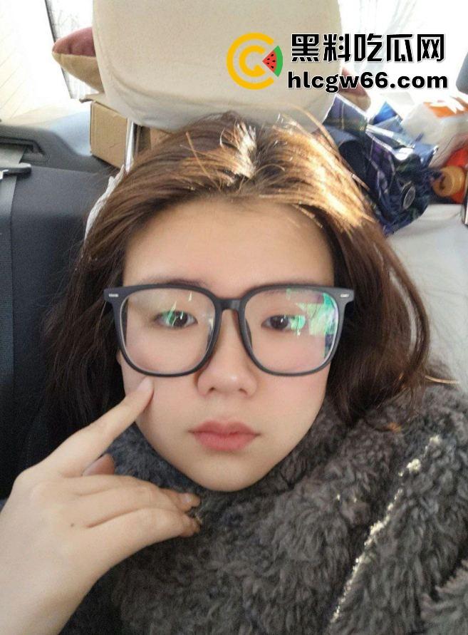 河南洛阳21岁大二骚母狗【王钦辉】白天装乖学生，晚上掰穴自拍扮女奴，嘴上喊男友爸爸叫得比谁都甜！-2