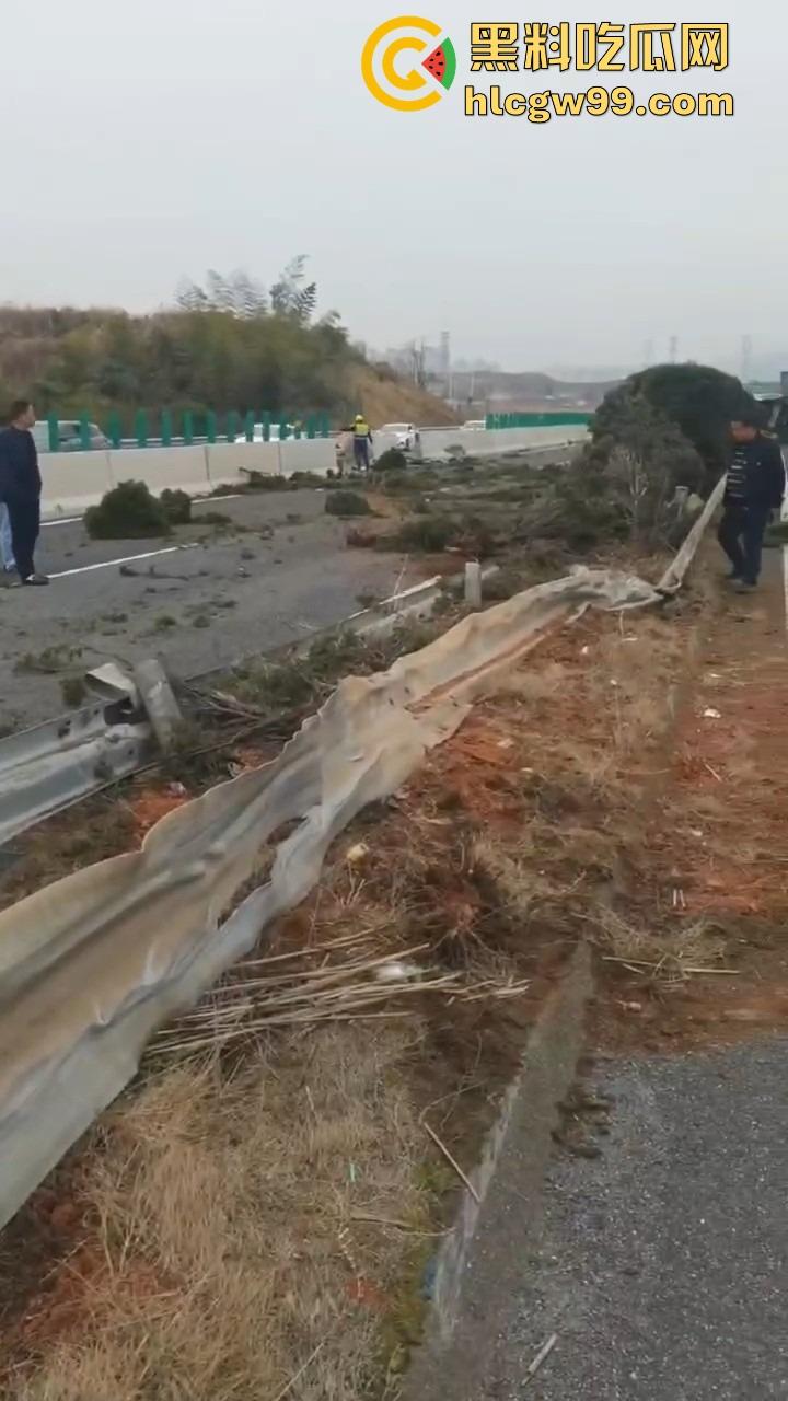新余大巴司机分心玩脱，护栏拦不住，整车翻个底朝天，乘客经历现实版速度与激情！-7