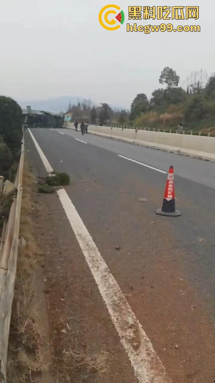 新余大巴司机分心玩脱，护栏拦不住，整车翻个底朝天，乘客经历现实版速度与激情！-8