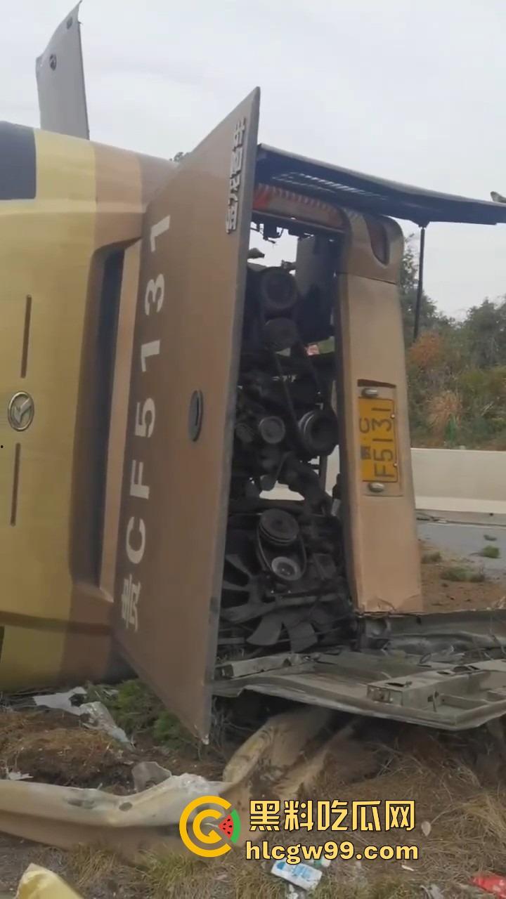 新余大巴司机分心玩脱，护栏拦不住，整车翻个底朝天，乘客经历现实版速度与激情！-11