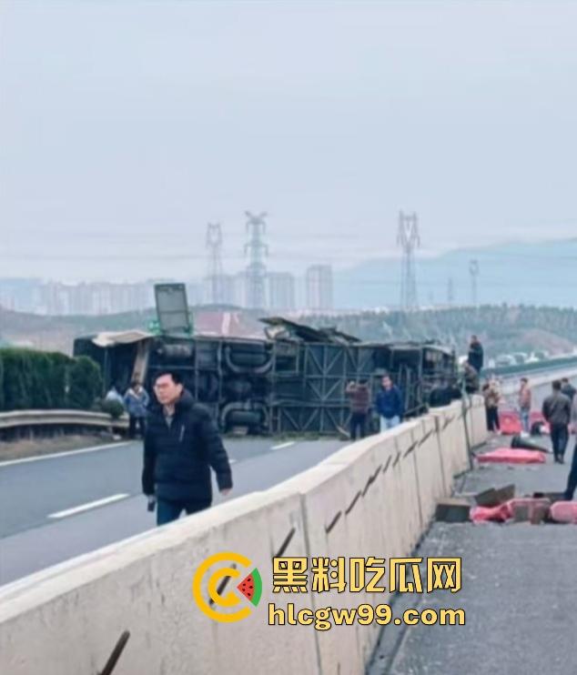 新余大巴司机分心玩脱，护栏拦不住，整车翻个底朝天，乘客经历现实版速度与激情！-12