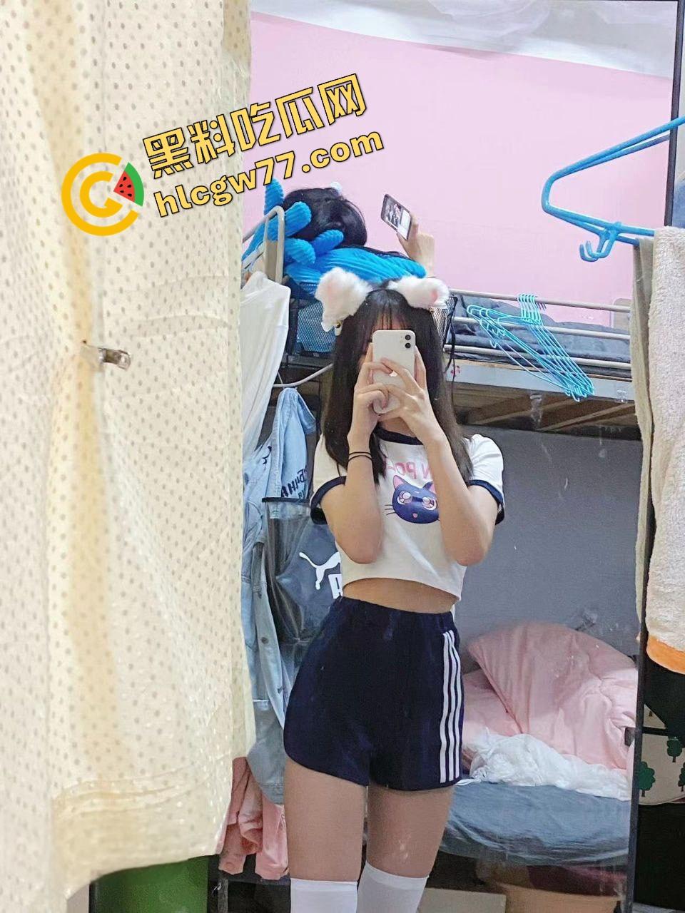 武汉高颜值研究生『赵倩』清纯学姐表面，背地里开着视频自慰，被网调成狗，高潮叫到破音！-5