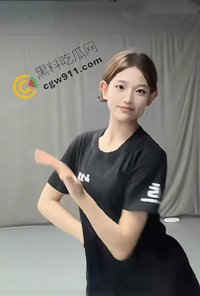 北京五中舞蹈生【黄雨非】从女友变炮友！聊天记录约炮视频曝光，跪舔爆操，野性发嗲任君探索-2