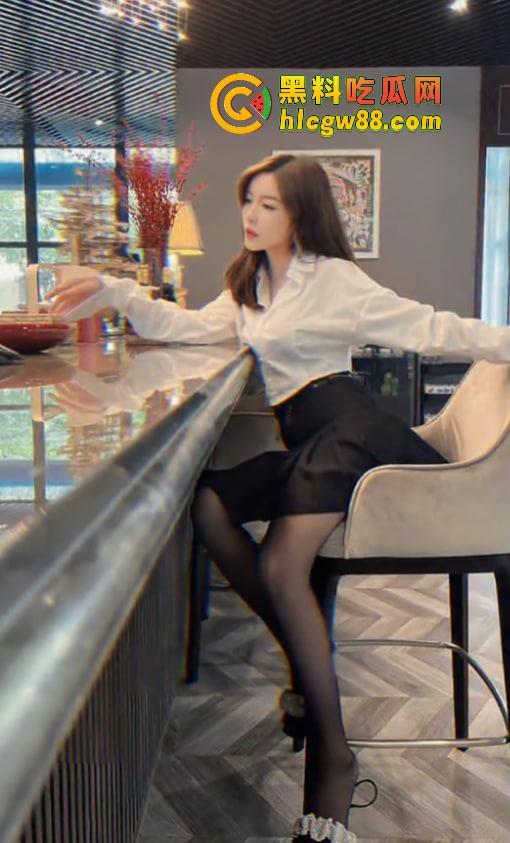 83万粉吃鸡博主SM调教女粉玩线下吃鸡，骚货穿着正宫拖鞋喷水，被绿前女友『李田真』爆料！-7