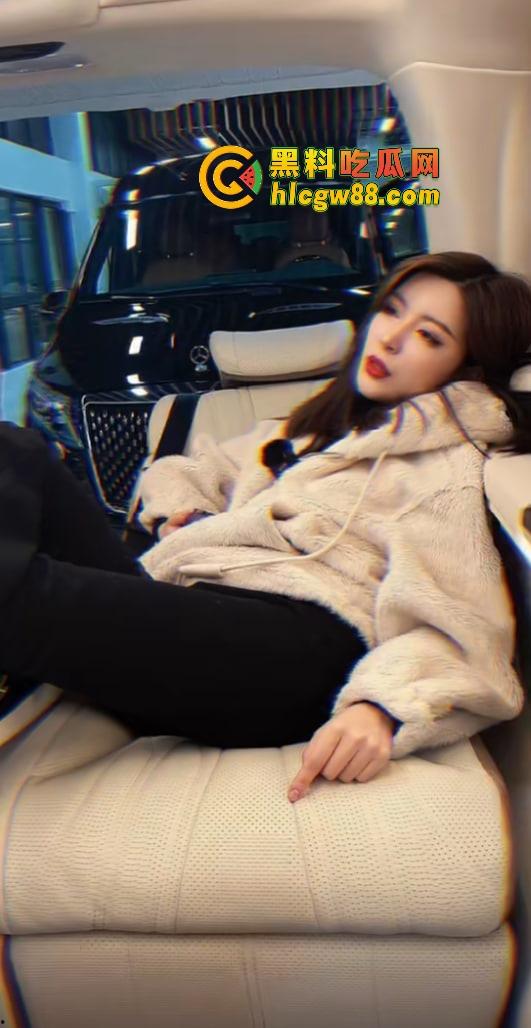 83万粉吃鸡博主SM调教女粉玩线下吃鸡，骚货穿着正宫拖鞋喷水，被绿前女友『李田真』爆料！-10