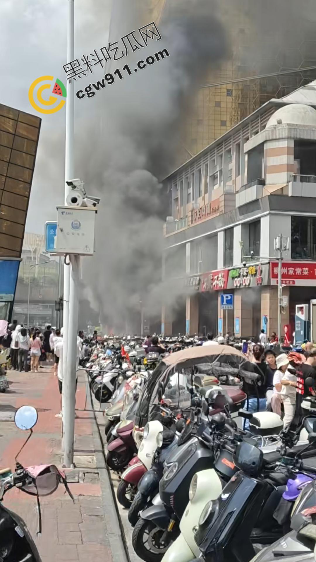 柳州曙光中路门面熊熊烈火爆炸，疯狂火舌肆虐，惊心动魄！消防救援迅速，国庆安全隐患值得深思-1