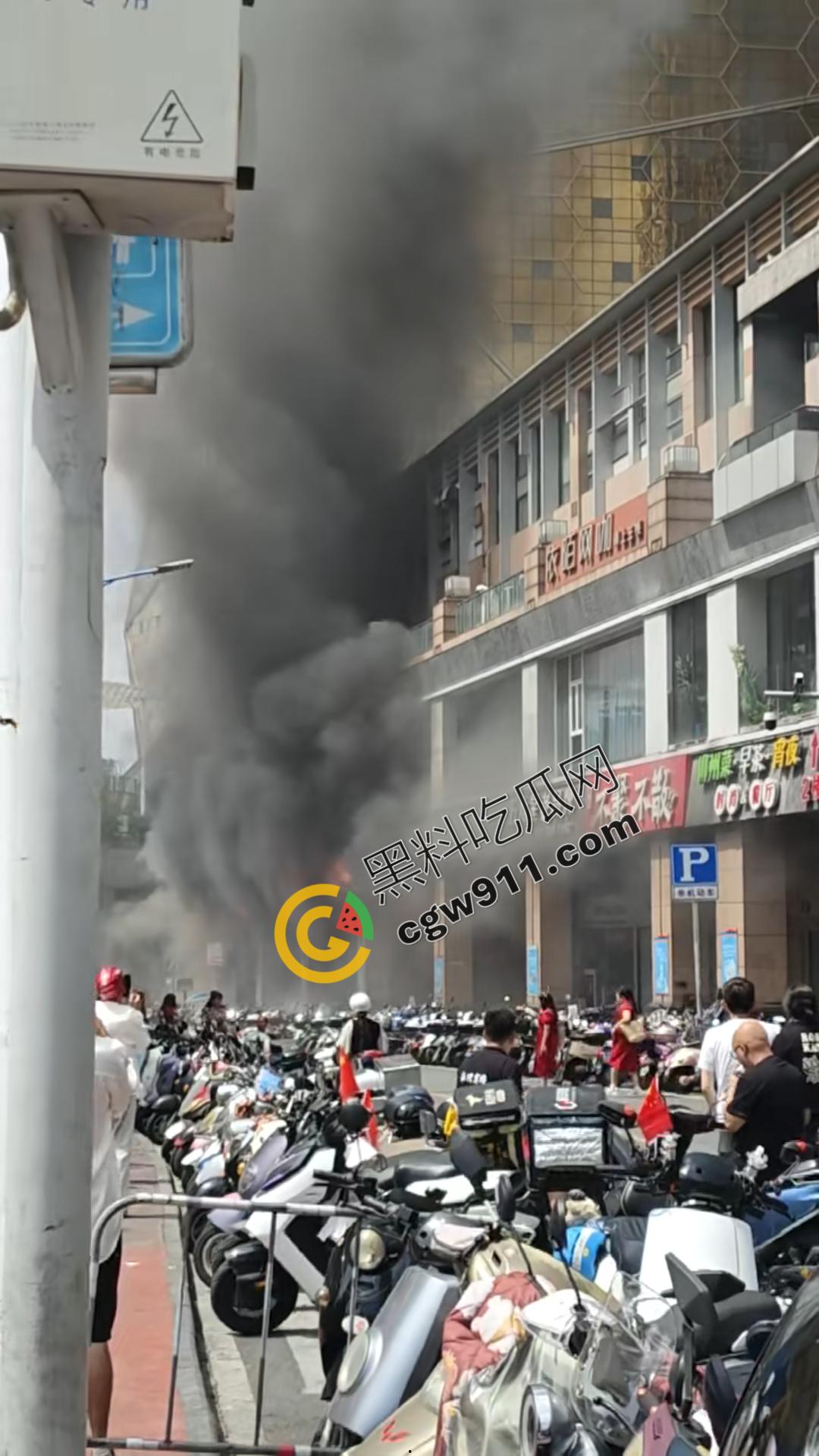 柳州曙光中路门面熊熊烈火爆炸，疯狂火舌肆虐，惊心动魄！消防救援迅速，国庆安全隐患值得深思-2